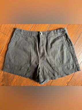 Universal Thread women cargo shorts 12